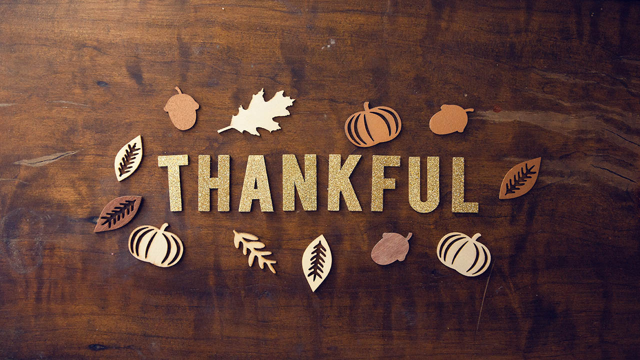 family thanksgiving photoshoot ideas, be thankful typography, thanksgiving, autumn décor, thanksgiving decor