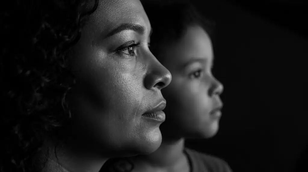 Ideal quando você só tem uma boa foto de mãe e filho de lado — o resultado é íntimo, quase capa de revista de moda.