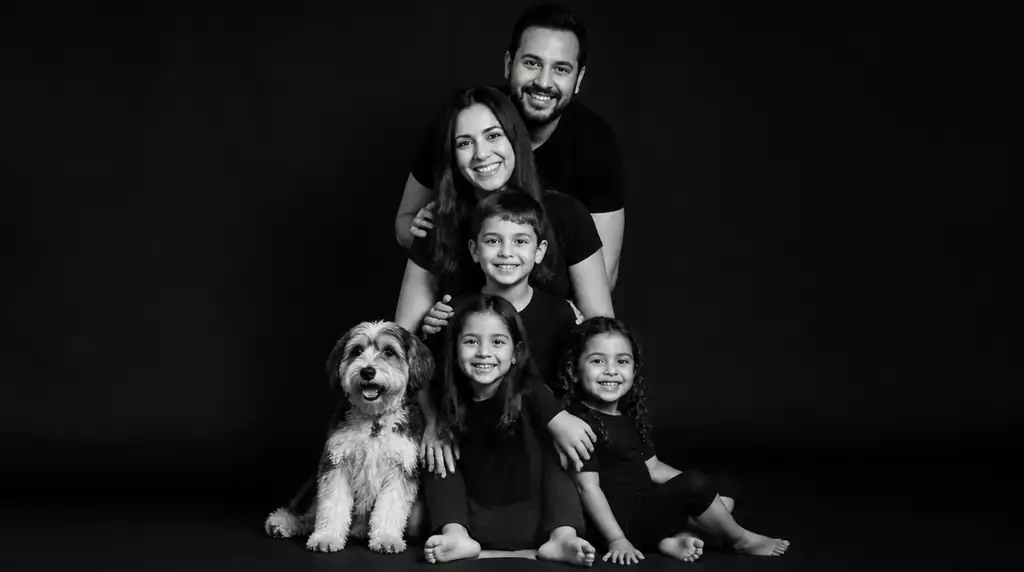 Quem procura "prompt foto familia com cachorro" quer exatamente isso: o pet entrando na torre, sem roupa de humano, com o pelo real preservado.