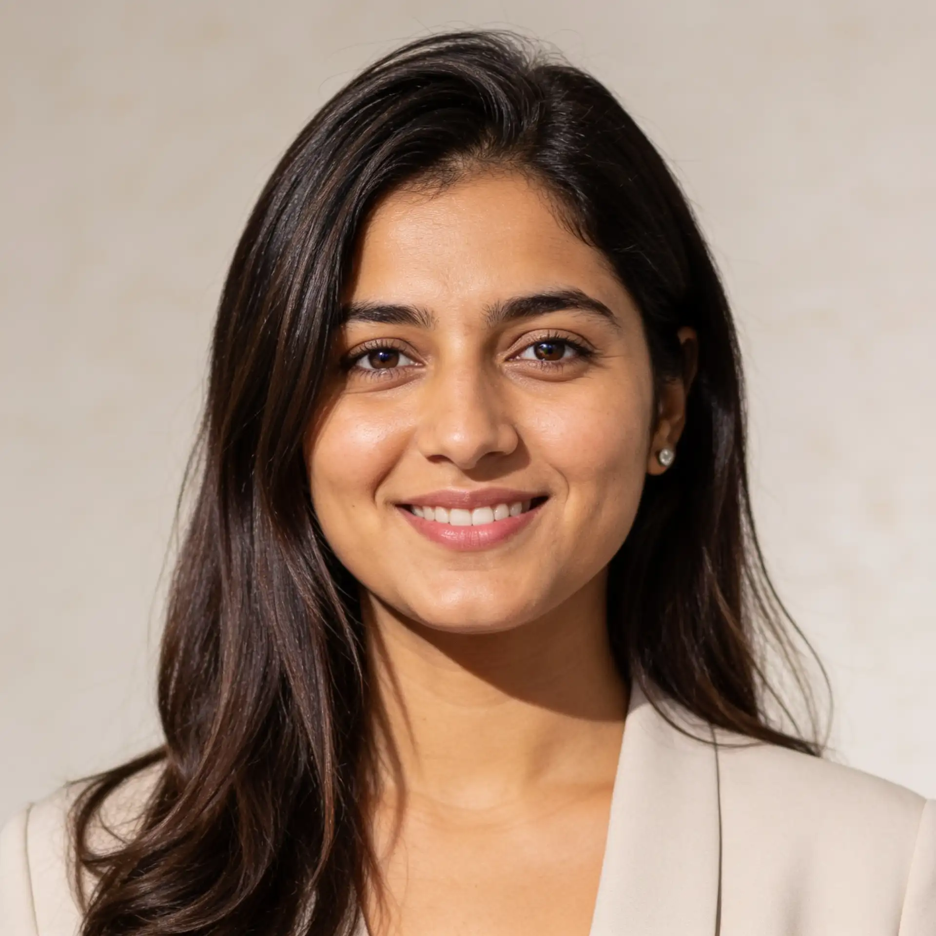 Bright professional LinkedIn headshot with a clean background and natural expression.