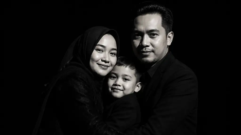 Keluarga tiga orang foto formal serba hitam dengan pencahayaan dramatis dan latar hitam pekat